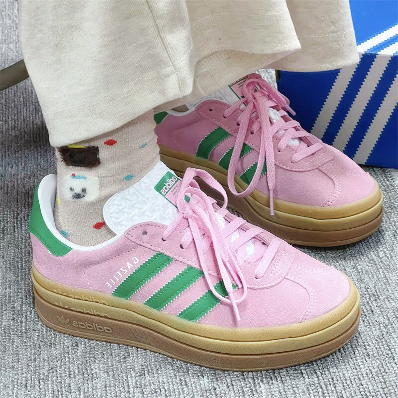 أحذية رياضية نسائية من أديداس  - مراجعة Adidas Shoes Samba وسعره