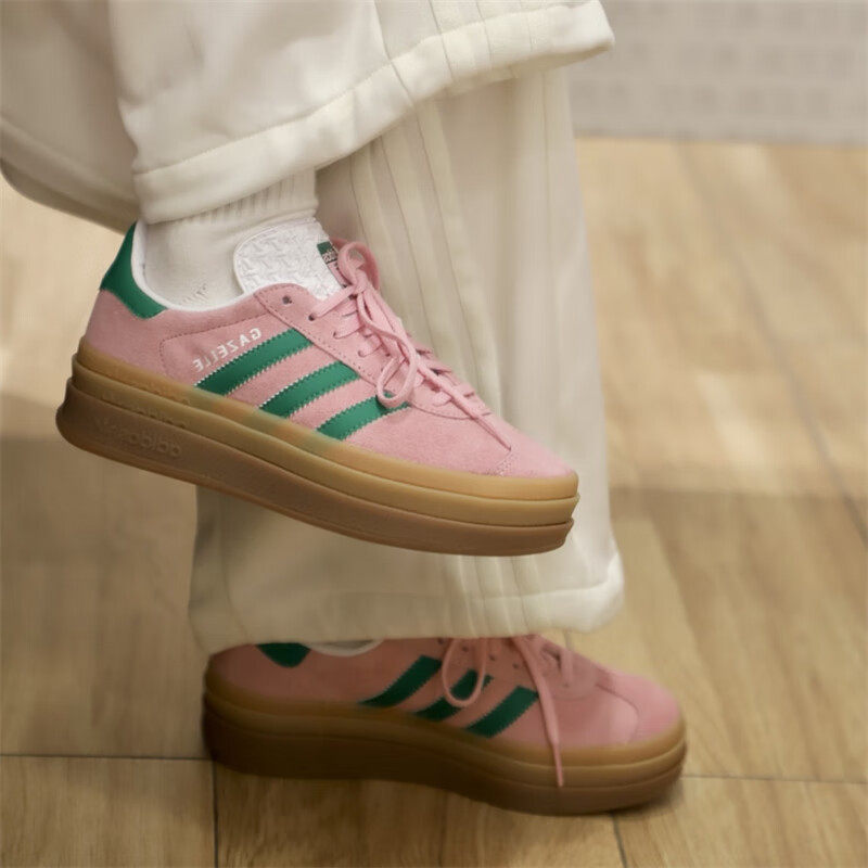 أحذية رياضية نسائية من أديداس  - مراجعة Adidas Shoes Samba وسعره
